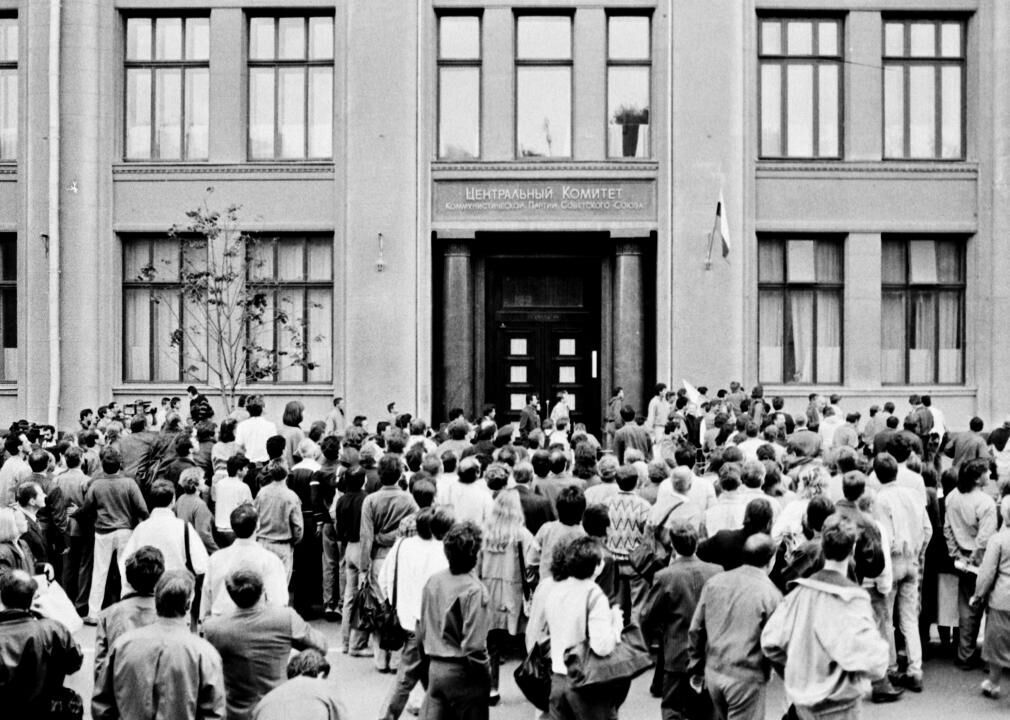 1991: USSR President Gorbachev resigns